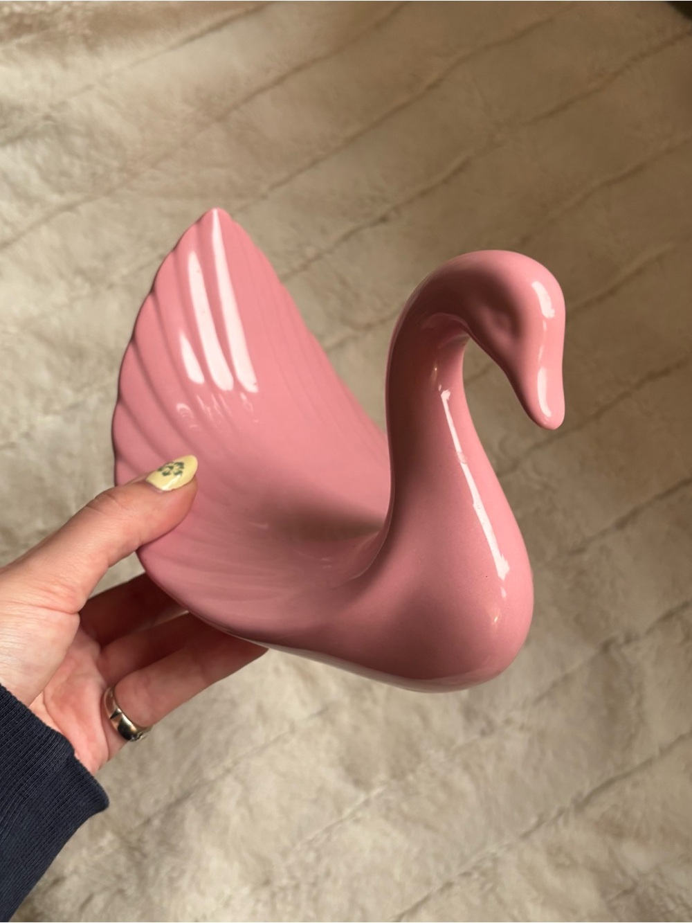 Precious ceramic mauve pink swan decor/towel holder